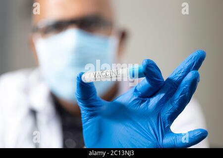 Un médecin indien présente le vaccin Corona Covid19. Main tient le coronavirus Covid-19 flacon en verre de vaccin photo Banque D'Images