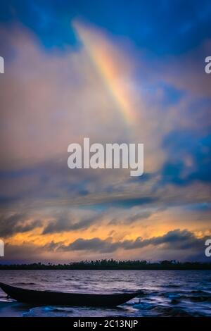 Arc-en-ciel sur l'océan Banque D'Images