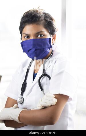 La technologie est devenue une composante essentielle pour le stock médical photo indien, docteur, sourire, blouse de laboratoire, port de masque Banque D'Images