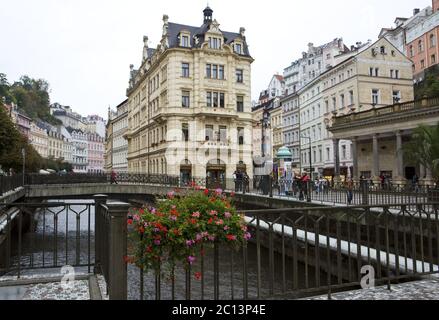 Les touristes se promèneront le long de la rivière Tepla le 14 septembre 2014 à Karlovy Vary, République tchèque Banque D'Images