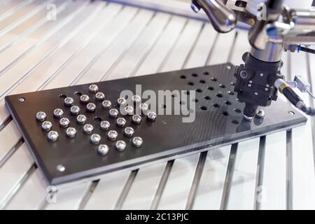 Bras mécanique robot pour l'organisation des billes métalliques Banque D'Images