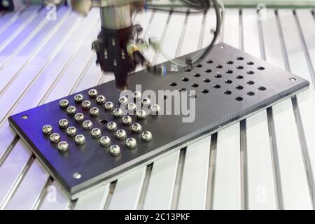 Bras mécanique robot pour l'organisation des billes métalliques Banque D'Images
