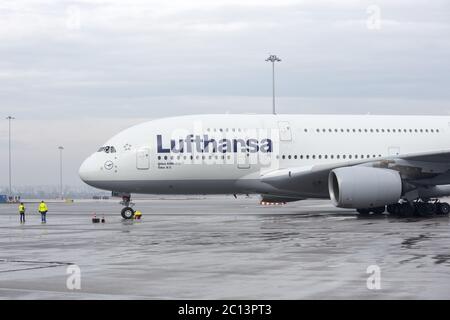 Travailleurs d'avions Lufthansa Airbus A380 Banque D'Images