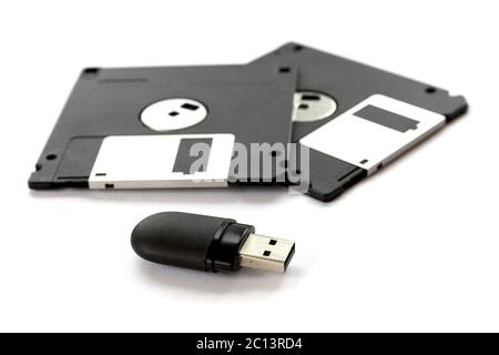 Deux disquettes noires et un lecteur flash Banque D'Images