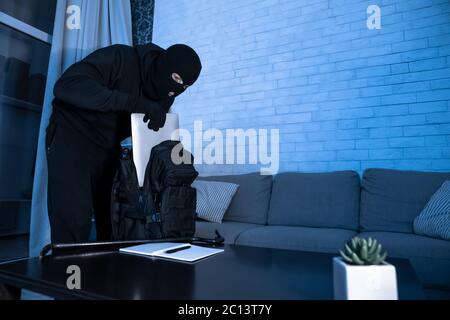 Intrusion dans un appartement ou un bureau qui vole un pc Banque D'Images