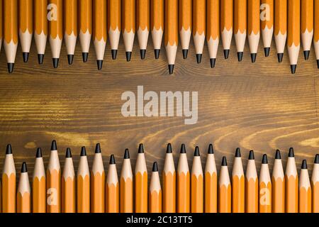 3d illustration des crayons sur la table Banque D'Images