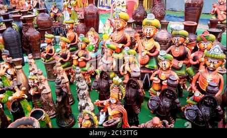 Des modèles de marionnettes faits main de musiciens et de danseurs avec des costumes traditionnels.exposés dans une rue à la vente. Artisanat et art indiens Banque D'Images