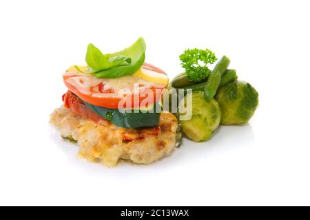 Côtelettes de viande hachée au four avec légumes et fromage. Banque D'Images