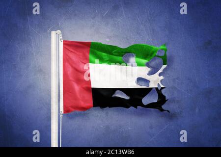 Drapeau déchiré des Émirats arabes Unis volant sur fond de grunge Banque D'Images