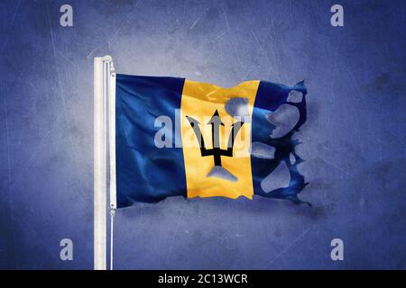 Drapeau déchiré de la Barbade volant contre fond de grunge Banque D'Images