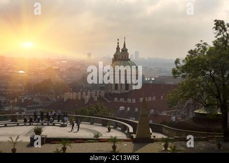 Prague, vue aérienne sur les toits de la vieille ville de Prague (Stare Mesto) au coucher du soleil Banque D'Images