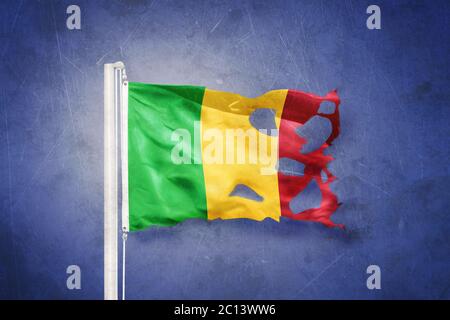 Drapeau déchiré du Mali volant sur fond de grunge Banque D'Images