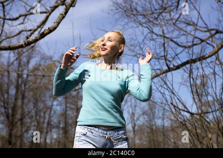 La jeune femme dans des vêtements de sautes de spring park Banque D'Images