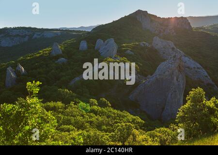 Temple du Soleil - une place sur le bord du sud de la Crimée d'alimentation. Vue du haut mountain Ilyas Kaya. Banque D'Images