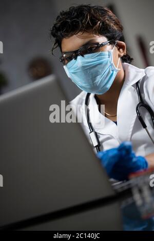 Concept médical de jeune belle femme médecin portant un masque et en manteau blanc avec stéthoscope. Femme employée d'hôpital regardant la caméra Banque D'Images