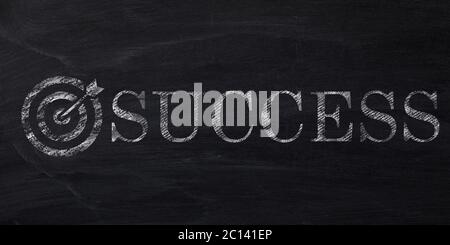 Atteindre les objectifs de l'entreprise. Mot SUCCÈS et flèche frapper cible sur tableau noir, illustration Banque D'Images