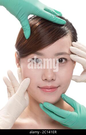 Maquillage du visage de jeune belle femme asiatique Banque D'Images