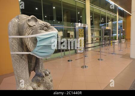 Bogor, Indonésie. 13 juin 2020. La statue du 'Lion' est vue portant un masque facial comme moyen de sensibiliser, pendant l'épidémie du coronavirus (COVID-19), dans les centres commerciaux de Botani Square à Bogor, Java Ouest, Indonésie, le 13 juin 2020. (Photo par Adriana Adinandra/INA photo Agency/Sipa USA) crédit: SIPA USA/Alay Live News Banque D'Images