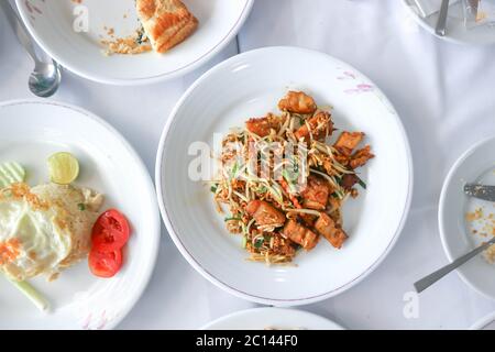 Sauté de fèves germées avec scallion et le radis, la nourriture thaïe Banque D'Images