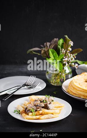 Crêpes aux champignons. Cuisson maison. Semaine Maslenitsa. Maslenitsa. Banque D'Images