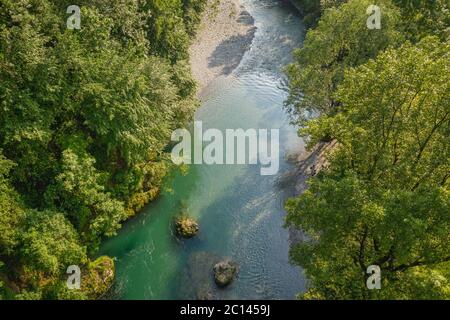 Vue sur le fleuve Serio pendant la journée, Val Seriana Bergame. Banque D'Images