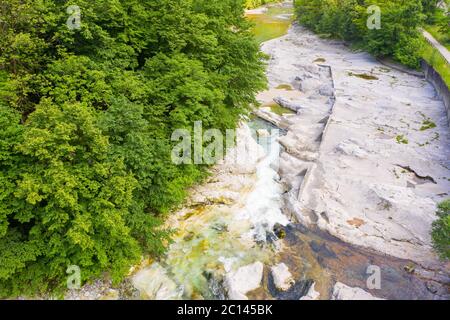 Vue sur le fleuve Serio pendant la journée, Val Seriana Bergame. Banque D'Images