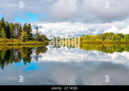 Réflexion des arbres en automne de la Oxbow Bend et de la rivière Snake, parc national de Grand Teton, Wyoming, États-Unis d'Amérique (USA). Banque D'Images