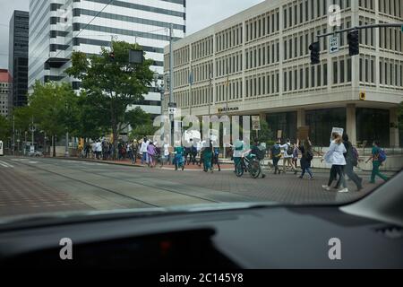 Un groupe de manifestants de BLM, principalement de jeunes travailleurs médicaux et des étudiants de PA, marche le long de la 6e Avenue dans le centre-ville de Portland, Oregon, on Sam, 13 juin 2020. Banque D'Images