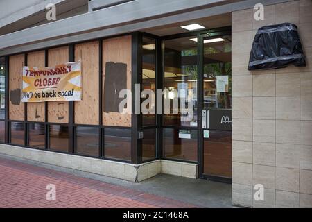 Un restaurant McDonald's est temporairement fermé et monté dans le centre-ville de Portland, Oregon, pendant la manifestation en cours, vu le samedi 13 juin 2020. Banque D'Images