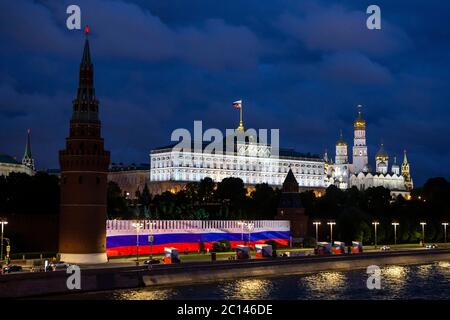 Pékin, Russie. 12 juin 2020. Le drapeau national russe est projeté sur le mur du Kremlin pour célébrer la Journée de la Russie à Moscou, en Russie, le 12 juin 2020. Credit: Alexander Zemlianichenko Jr/Xinhua/Alay Live News Banque D'Images