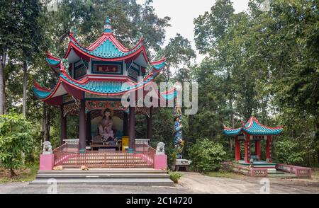 Phayao, Thaïlande - 24 novembre 2019 : statue de Guanyin dans le sanctuaire et petit temple du dragon du temple thaïlandais à la lumière naturelle Banque D'Images