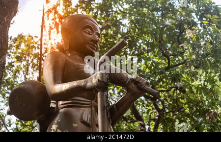Phayao, Thaïlande - 24 novembre 2019 : Phra Sivalii ou Phra Sivalee statue de moine bouddhiste sur les feuilles vertes arrière-plan Banque D'Images