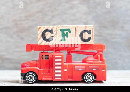 Camion rouge de feu tenir bloc de lettres dans le mot CFC (abréviation de chlorofluorocarbure) sur fond de bois Banque D'Images