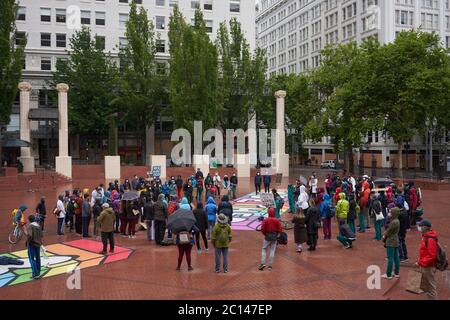 Les manifestants de BLM se rassemblent sur la place du palais de justice Pioneer, dans le centre-ville de Portland, Oregon, le samedi 13 juin 2020. Banque D'Images