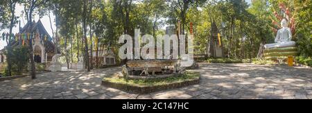 Phayao, Thaïlande - 8 décembre 2019 : piscine et église thaïlandaise et statue de Bouddha dans le temple Analayo ou Wat Analayo à Phayao Thaïlande Banque D'Images