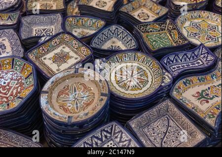 Vue sur un stand traditionnel rempli de plats et de belles poteries dans la Médina des Souks de Fès, au Maroc. Permet de mettre l'image au centre Banque D'Images