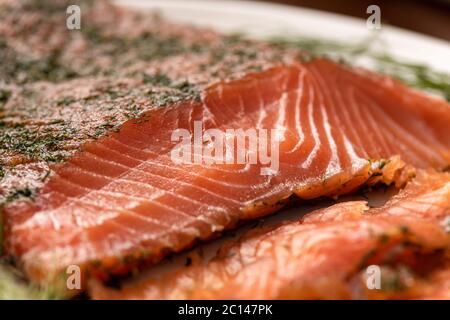 saumon fumé séché gravlax avec aneth sur un plateau blanc macro gros plan Banque D'Images