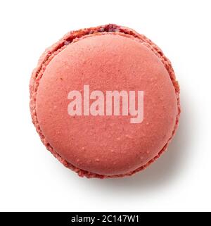 macaron rouge fraise isolé sur fond blanc, vue de dessus Banque D'Images