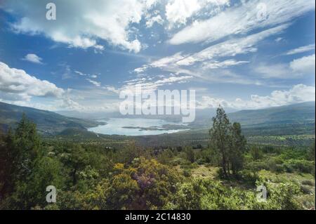 Belle vue sur le lac artificiel de Bin el Oiudane dans la province d'Azilal, Béni Mellal-Khénifra, Maroc Banque D'Images