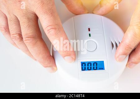 Installation d'un détecteur d'incendie et de l'alarme avec fonction de détecteur de monoxyde de carbone Banque D'Images