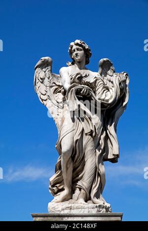 Statue de l'Ange avec le vêtement et les dés sur le Ponte Sant'Angelo à Rome, Italie Banque D'Images