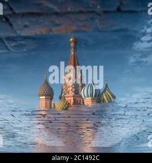 La Cathédrale Saint-Basile sur la place Rouge au printemps reflète dans la flaque. Moscou, Russie Banque D'Images