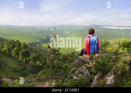 Randonneur avec sac à dos pour se détendre au sommet d'une montagne Banque D'Images