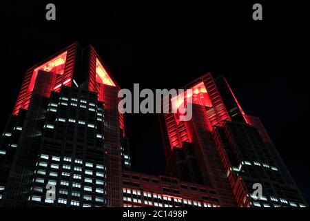 Le bâtiment du gouvernement métropolitain de Tokyo est allumé en rouge, ce qui signifie que « Tokyo Alert » avertira une attention supplémentaire contre les infections à COVID-19 le 10 juin. Banque D'Images