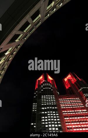 Le bâtiment du gouvernement métropolitain de Tokyo est allumé en rouge, ce qui signifie que « Tokyo Alert » avertira une attention supplémentaire contre les infections à COVID-19 le 10 juin. Banque D'Images