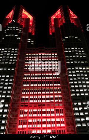 Le bâtiment du gouvernement métropolitain de Tokyo est allumé en rouge, ce qui signifie que « Tokyo Alert » avertira une attention supplémentaire contre les infections à COVID-19 le 10 juin. Banque D'Images