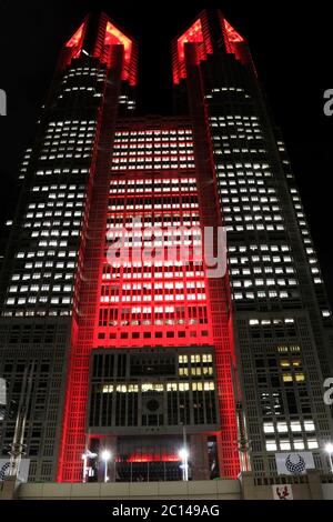 Le bâtiment du gouvernement métropolitain de Tokyo est allumé en rouge, ce qui signifie que « Tokyo Alert » avertira une attention supplémentaire contre les infections à COVID-19 le 10 juin. Banque D'Images