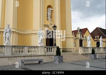 Eglise de Pfarrkirche statues et monument à Laxenburg Autriche Banque D'Images