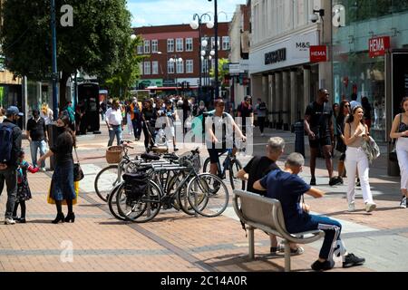 Londres, Royaume-Uni. 13 juin 2020 Kingston upon Thames, Londres, déjà occupé alors que les magasins se préparent pour l'ouverture le lundi 15 juin 2020 Andrew Fosker / Alamy Live News Banque D'Images