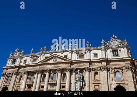 La façade de la basilique Saint-Pierre à Rome présente des statues de Jésus et de ses disciples Banque D'Images